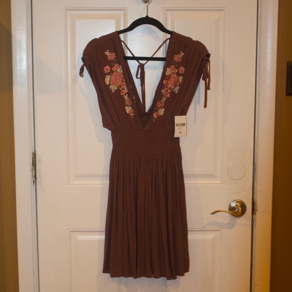 Forever 21 Dresses & Skirts - FOREVER 21 Deep V-Neck & Back Woven Dress NWT